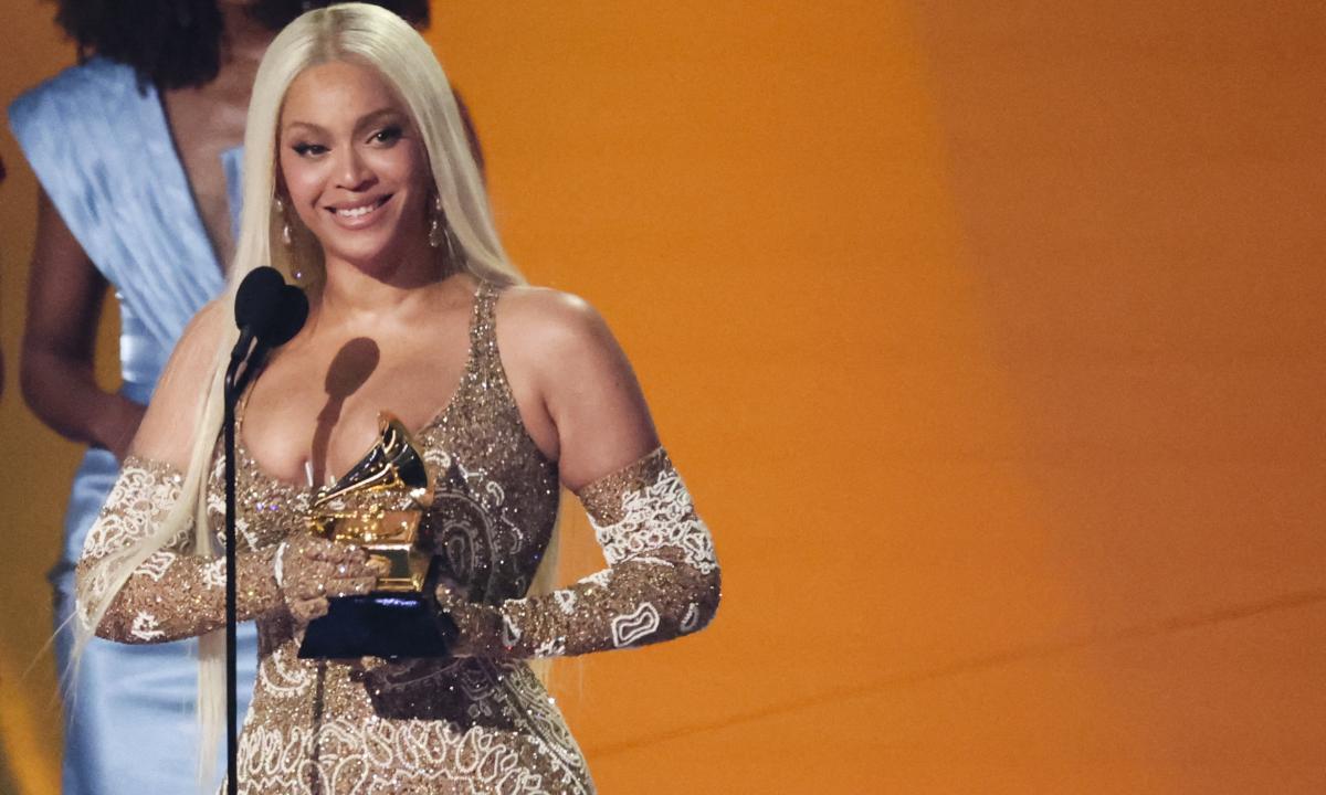 beyonce-recoge-el-grammy-que-reconoce-a-cowboy-cartes-como-el-album-del-anol