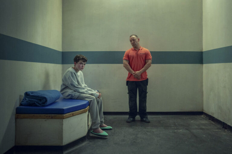 La serie 'Adolescencia' reaviva el debate global sobre el acceso a internet de los menores