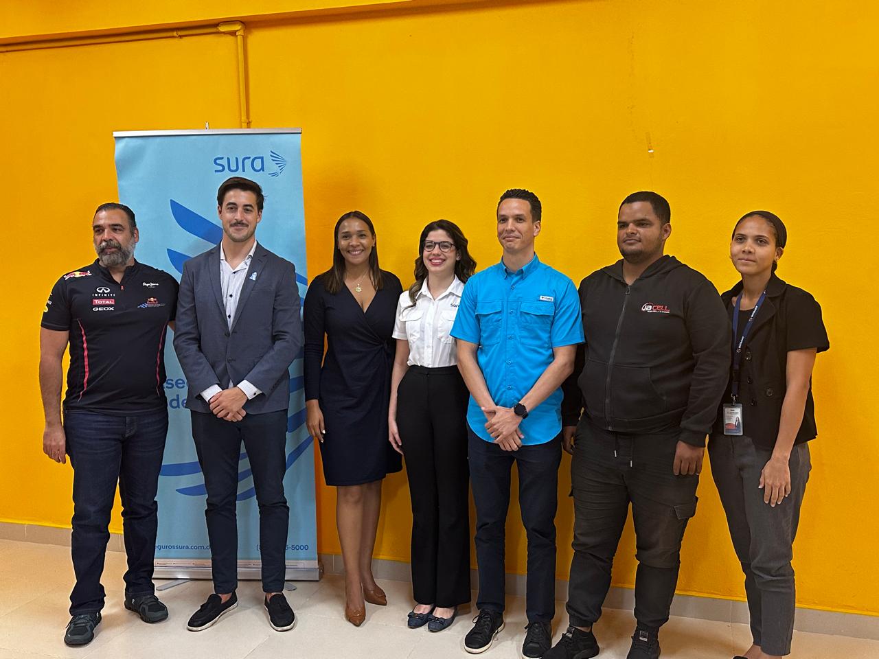 De izq a der. Jose Grullon, Martin Marcaida, Maximiliana Manzueta, Nicole Hernández, Fernando Lloret, Jose Reinoso y Haren Gonzalez