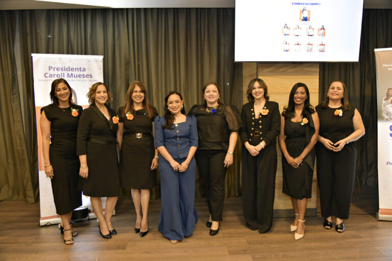Foto principal. Yohanny Polanco, Yohanna Hilario, Yamira Taveras, Caroll Mueses, Sinthia Sánchez, Elizabeth Fondeur, Dilennys Evangelista y Yosarah Ferández.