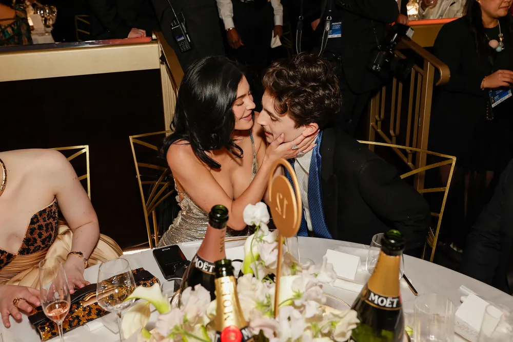Kylie-Jenner-and-TimothEe-Chalamet-2025-Golden-Globes-Kiss-02