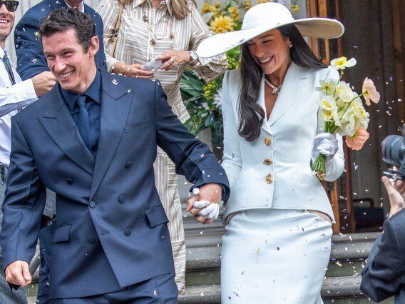 dua-lipa-se-casa-con-callum-turner-luciendo-un-traje-de-novia-inspirado-en-bianca-jagger-y-un-collar-valorado-en-medio-millon-de-dolares_01